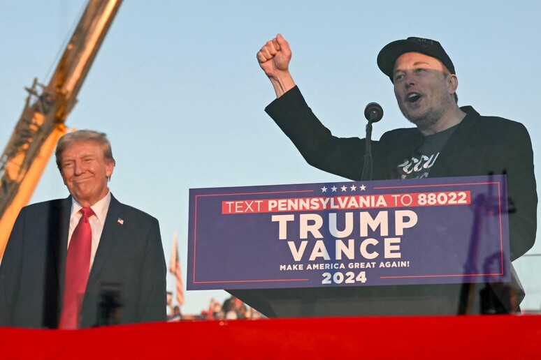 Elon Musk durante comício de Donald Trump na Pensilvânia, em outubro de 2024 © ANSA/AFP