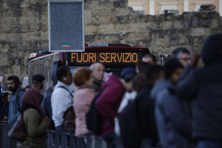 Fila em ponto de ônibus durante greve dos transportes públicos em Roma - TODOS OS DIREITOS RESERVADOS