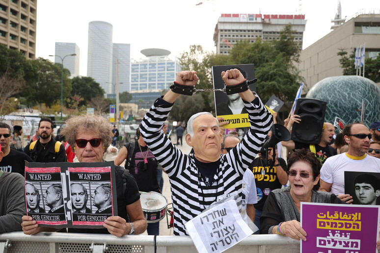 Manifestanti davanti al Tribunale di Tel Aviv durante la prima udienza del processo a Netanyahu © ANSA/EPA