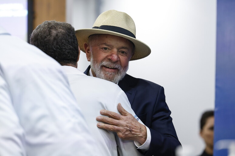 Lula abraça o médico Roberto Kalil Filho no Hospital Sírio-Libanês - TODOS OS DIREITOS RESERVADOS