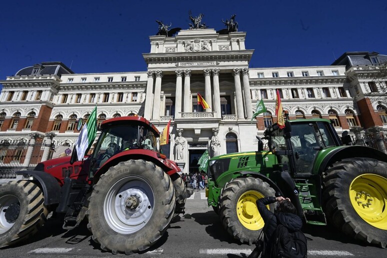 MArcha de tractores en Madrid. Reclamo del agro, entre otras cosas, contra el Mercosur - TODOS LOS DERECHOS RESERVADOS