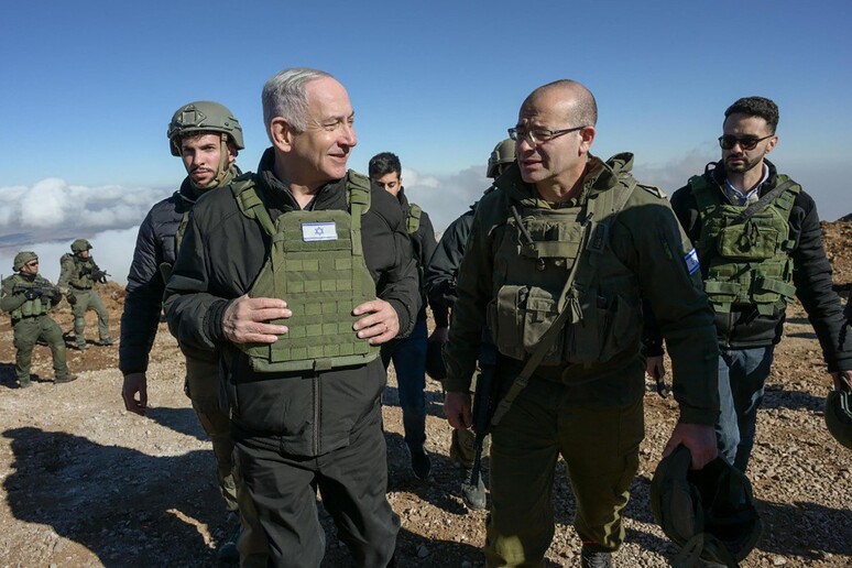 Netnayahu durante la sua visita ai soldati israeliani sul versante siriano del monte Hermon © ANSA/AFP