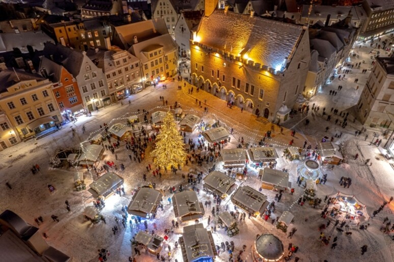 Mercados de Navidad bajo la nieve repletos de encanto (ANSA) - TODOS LOS DERECHOS RESERVADOS