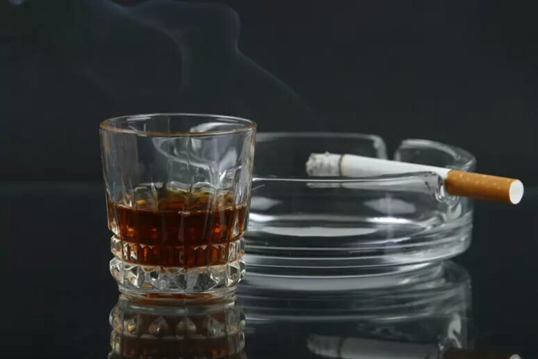 Demasiado tabaco y alcohol aún en la vida cotidiana de muchos italianos. Informe del ISTAT con mejoras y también desventuras - TODOS LOS DERECHOS RESERVADOS