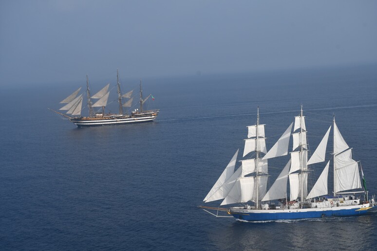 Amerigo Vespucci durante sua passagem por Mumbai - TODOS OS DIREITOS RESERVADOS