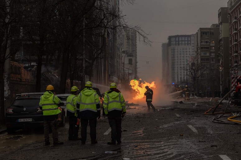 Mísseis russos causaram diversos incêndios em Kiev © ANSA/AFP