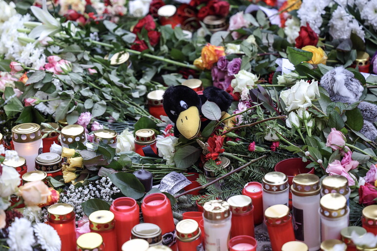 Flores, peluches y velas en el mercado navideño de Magdeburgo. - TODOS LOS DERECHOS RESERVADOS