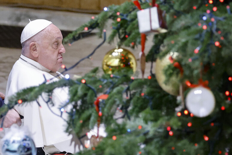 Il Papa ieri, durante l 'incontro con la Curia - RIPRODUZIONE RISERVATA