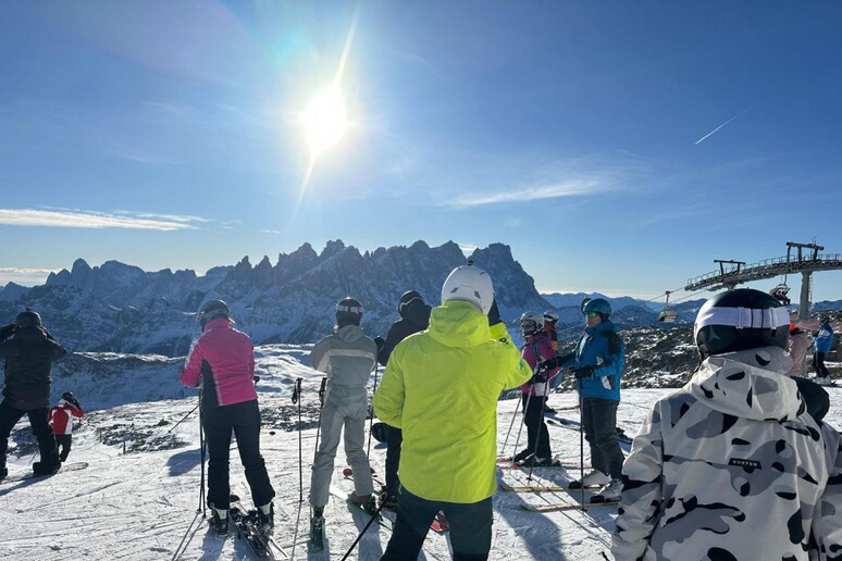 Sole, neve e sciatori per un Natale sulle piste di Falcade, Dolomiti bellunesi - RIPRODUZIONE RISERVATA