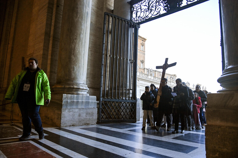 Largas filas frente a la Puerta Santa de la Basílica de San Pedro. - TODOS LOS DERECHOS RESERVADOS