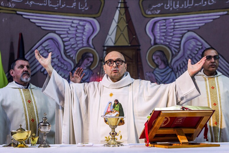 Padre Gabriel Romanelli celebra missa na Igreja da Sagrada Família, em Gaza © ANSA/AFP