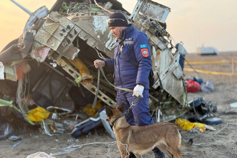 Destroços de avião da Embraer no Cazaquistão © ANSA/AFP