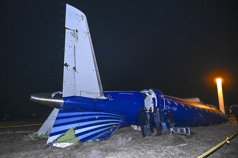 Destroços de avião da Azerbaijan Airlines no Cazaquistão © ANSA/EPA