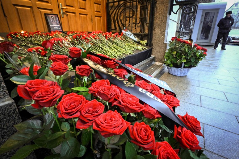 Memorial em Moscou por vítimas de acidente aéreo no Cazaquistão © ANSA/AFP