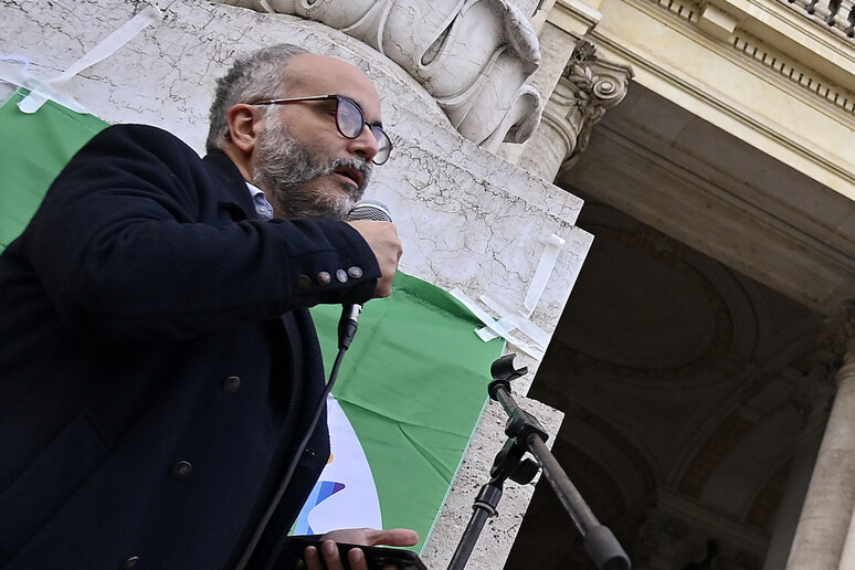 Christian Raimo durante la manifestazione contro i tagli all istruzione - RIPRODUZIONE RISERVATA