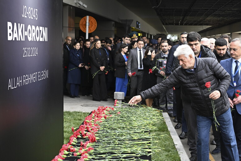 Memorial em Baku para vítimas de acidente aéreo © ANSA/EPA