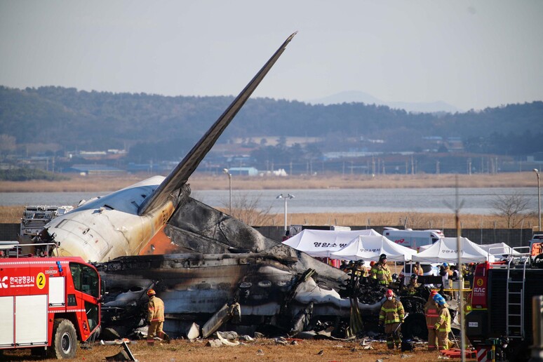 Destroços de avião acidentado na Coreia do Sul © ANSA/AFP