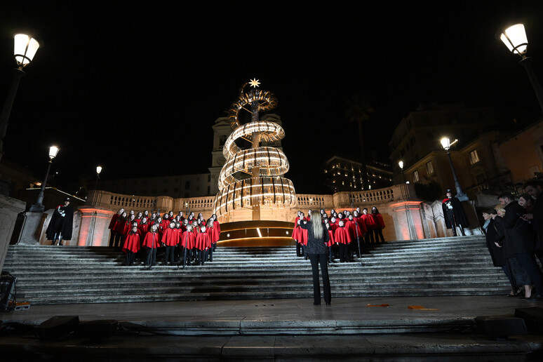 Árvore de natal da Bulgari ilumina Natal na capital italiana - TODOS OS DIREITOS RESERVADOS