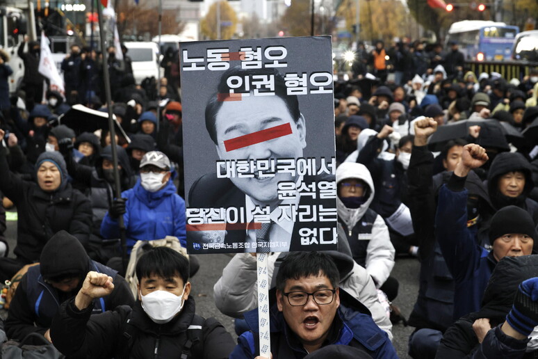 Manifestação em Seul pede impeachment do presidente Yoon Suk-yeol © ANSA/EPA