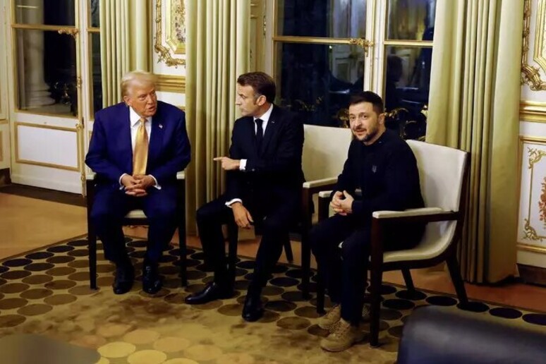 Volodímir Zelensky, ayer, en París, junto a Emmanuel Macron y Donald Trump (ANSA) - TODOS LOS DERECHOS RESERVADOS