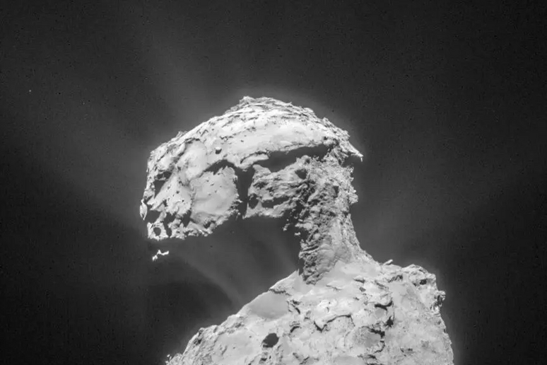 Un 'immagine scattata dalla sonda Rosetta della cometa 67P/Churyumov–Gerasimenko.  Foto: ESA/Rosetta/NAVCAM - RIPRODUZIONE RISERVATA