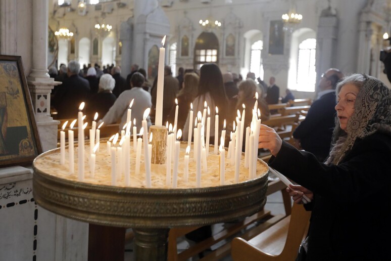 Fedeli a messa nella Chiesa Mariamite di Damasco, una delle più antiche chiese ortodosse greche - RIPRODUZIONE RISERVATA