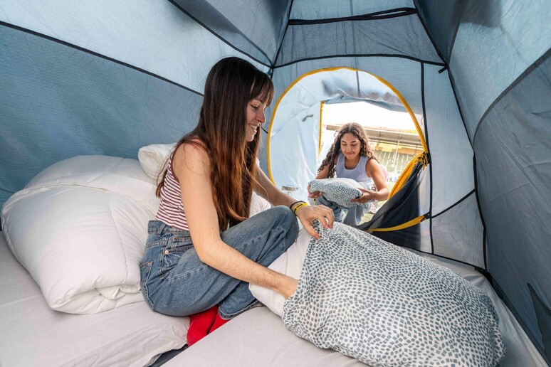 Interno di una tenda da campeggio - RIPRODUZIONE RISERVATA