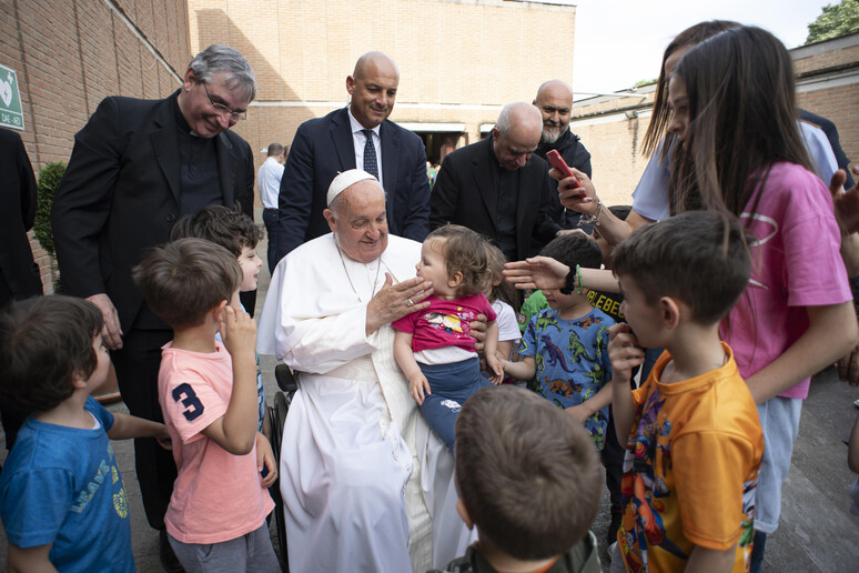 Papa recebe crianças em paróquia na capital da Itália - TODOS OS DIREITOS RESERVADOS