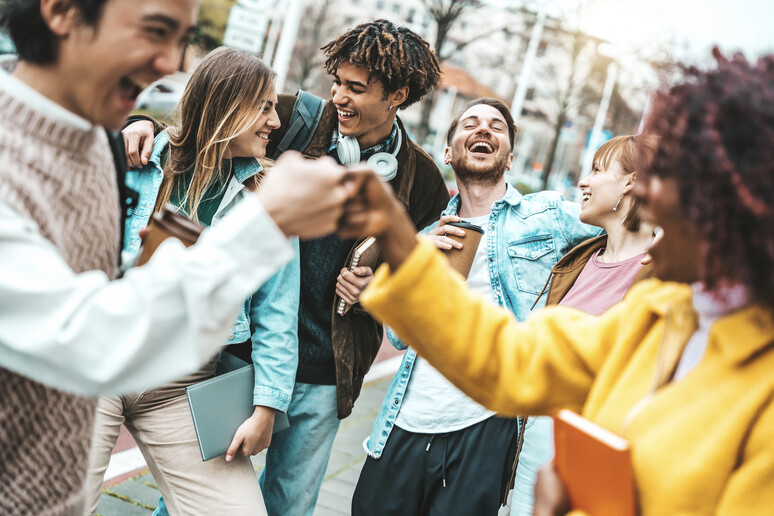 Un gruppo di giovani foto iStock. - RIPRODUZIONE RISERVATA