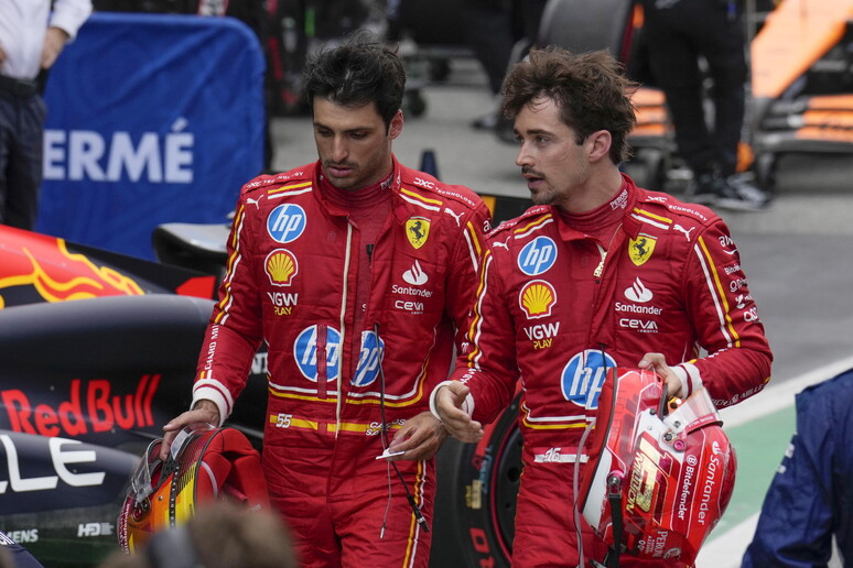 Carlos Sainz e Charles Leclerc após GP da Espanha © ANSA/EPA