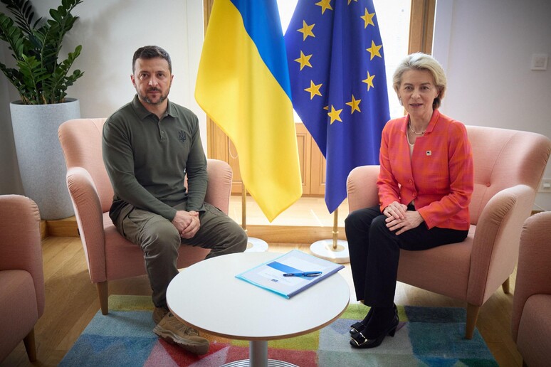 Zelensky e Ursula von der Leyen durante reunião em Bruxelas © ANSA/AFP