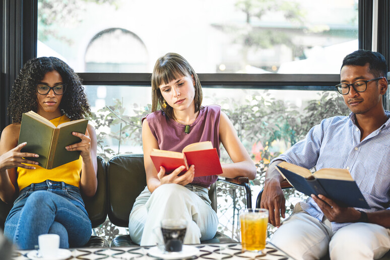 Silent reading party @iStock. - RIPRODUZIONE RISERVATA