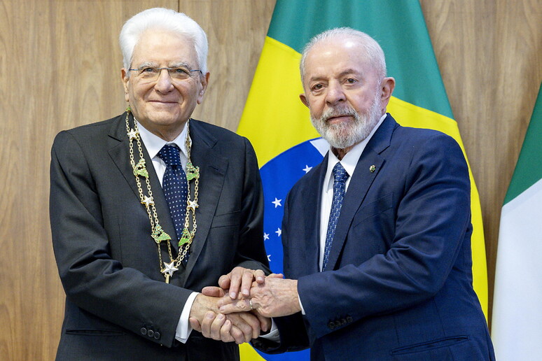 Mattarella com o Grande Colar da Ordem Nacional do Cruzeiro do Sul © ANSA/EPA