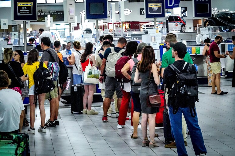 Fila no Aeroporto de Caselle, em Turim, em meio a apagão informático - TODOS OS DIREITOS RESERVADOS