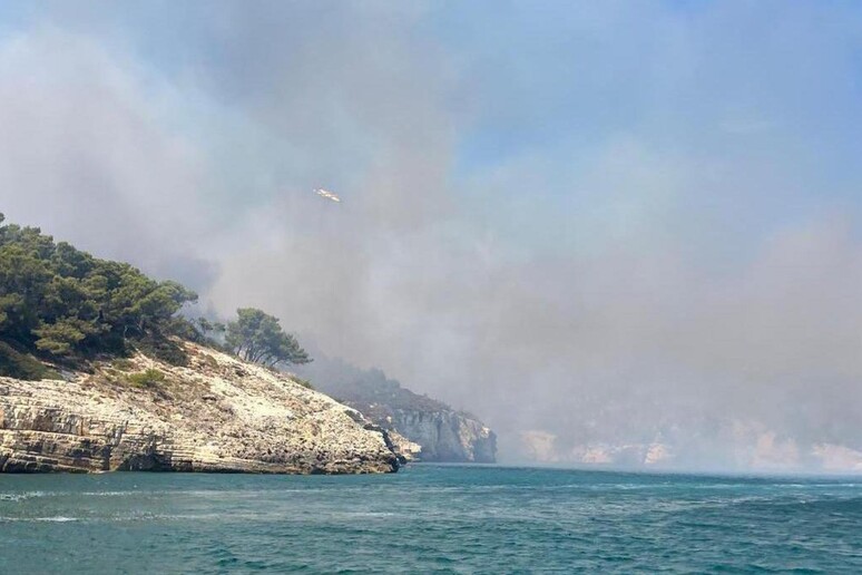 Alguns turistas foram deslocados por barco - TODOS OS DIREITOS RESERVADOS