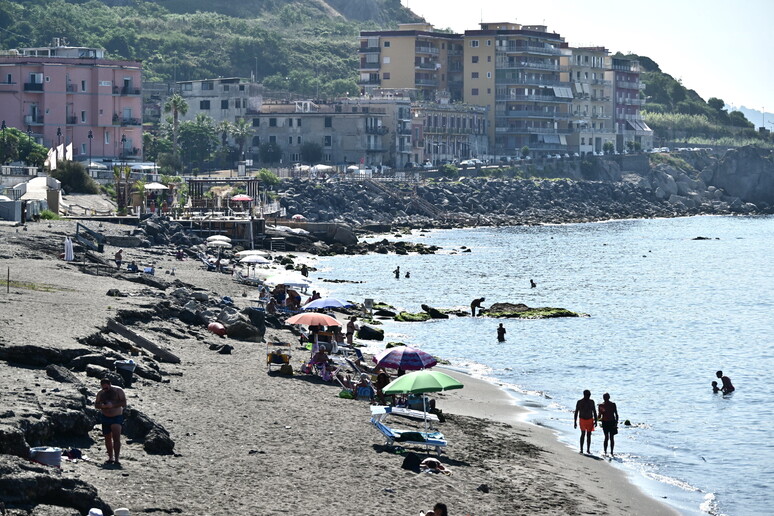 Praia em Pozzuoli, na região dos Campi Flegrei - TODOS OS DIREITOS RESERVADOS