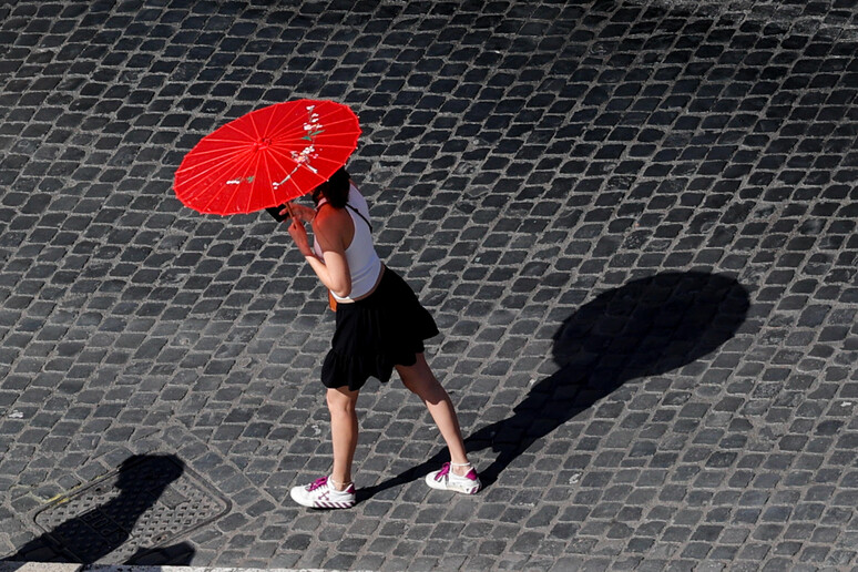 Pedestre se protege contra onda de calor em Roma, capital da Itália, em julho de 2024 - TODOS OS DIREITOS RESERVADOS