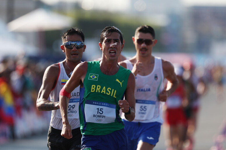 Caio Bonfim à frente de Brian Daniel Pintado e Massimo Stano durante marcha de 20 km © ANSA/EPA