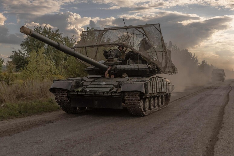 Tanque ucraniano na fronteira com a Rússia © ANSA/AFP