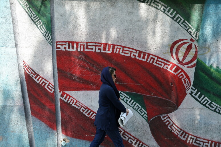 Mural com bandeiras iranianas em Teerã - TODOS OS DIREITOS RESERVADOS