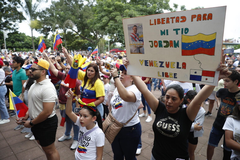 Milhares de venezuelanos saíram às ruas após eleições © ANSA/EPA