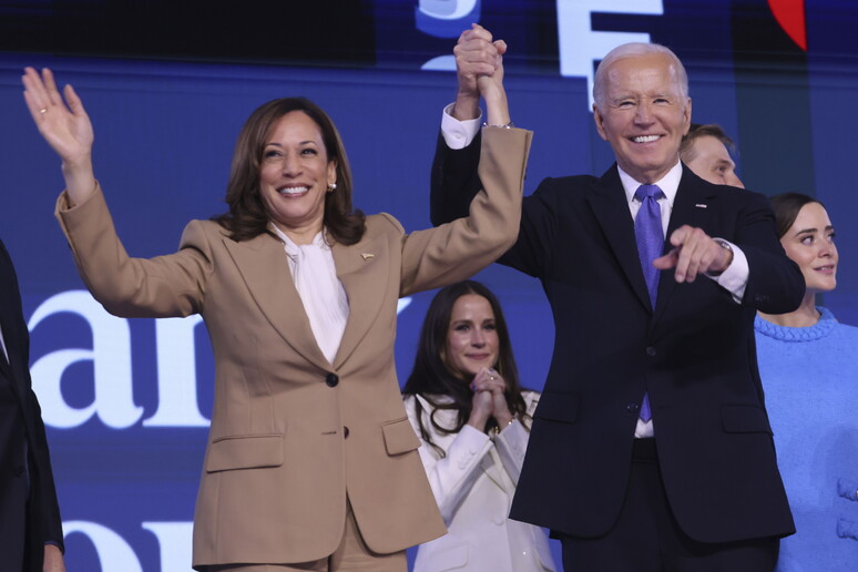 Kamala Harris e Joe Biden no palco da Convenção Nacional Democrata - TODOS OS DIREITOS RESERVADOS