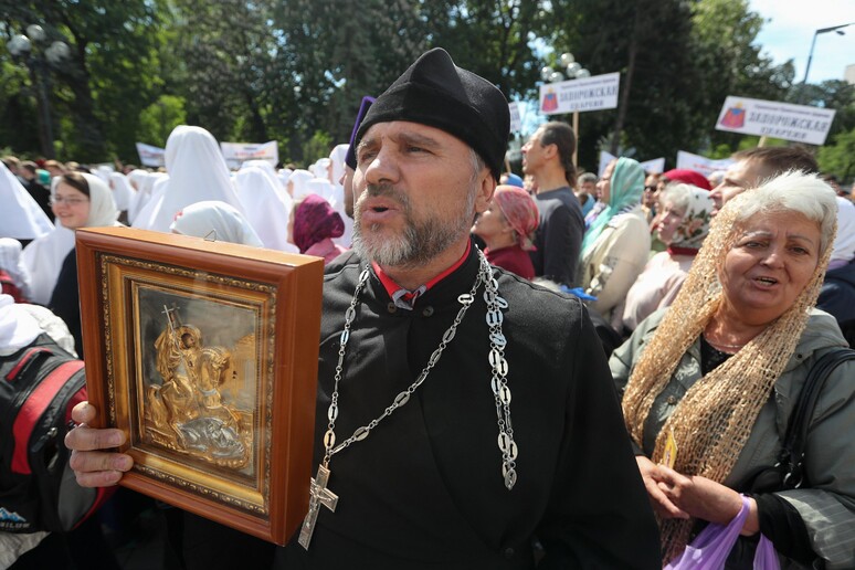 Fiéis da Igreja Ortodoxa Ucraniana protestam diante do Parlamento em Kiev, em foto de arquivo © ANSA/EPA