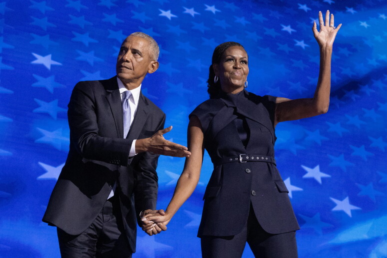 Barack e Michelle Obama no palco da Convenção Nacional Democrata © ANSA/EPA