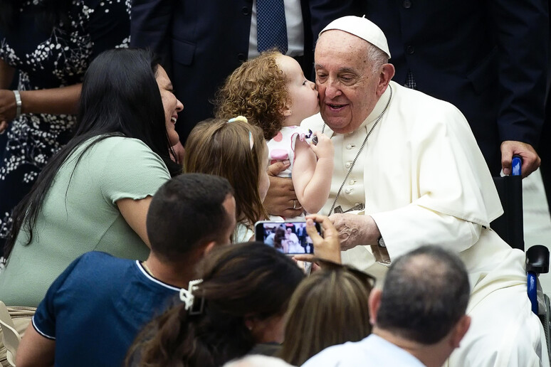 Papa volta a falar em paz mundial durante audiência geral no Vaticano - TODOS OS DIREITOS RESERVADOS