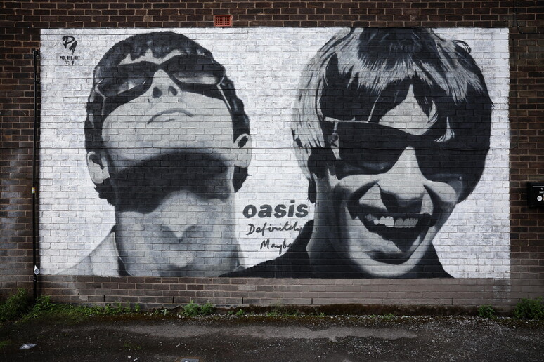 Painel em homenagem ao Oasis na cidade natal dos irmãos Gallagher, Manchester © ANSA/EPA