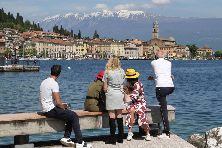 Turistas diante do Lago di Garda, no norte da Itália - TODOS OS DIREITOS RESERVADOS