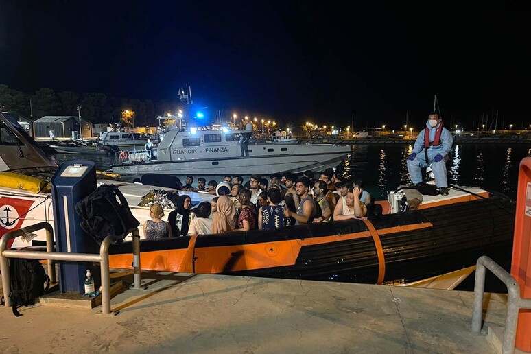 Migrantes pagam milhares de dólares por travessia no Mediterrâneo que pode custar-lhes a vida - TODOS OS DIREITOS RESERVADOS