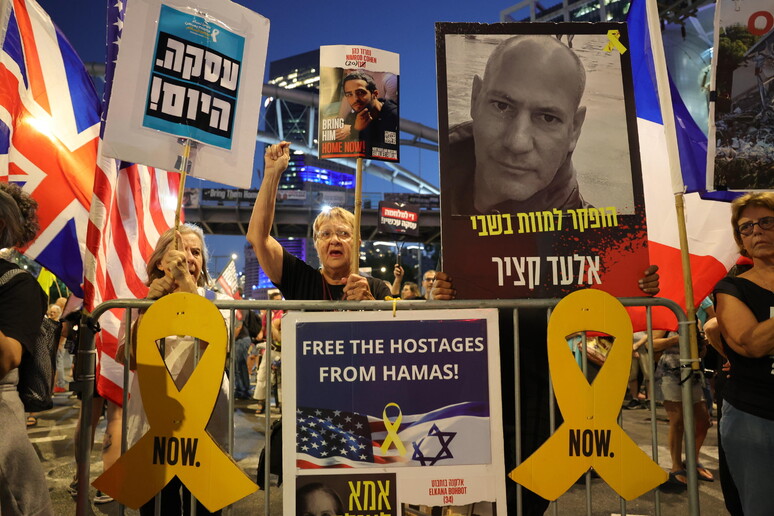 Um protesto em Tel Aviv pedindo a soltura de todos os reféns israelenses na Faixa de Gaza © ANSA/EPA