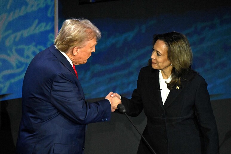 Trump e Harris se cumprimentam em início de debate na Filadélfia © ANSA/AFP